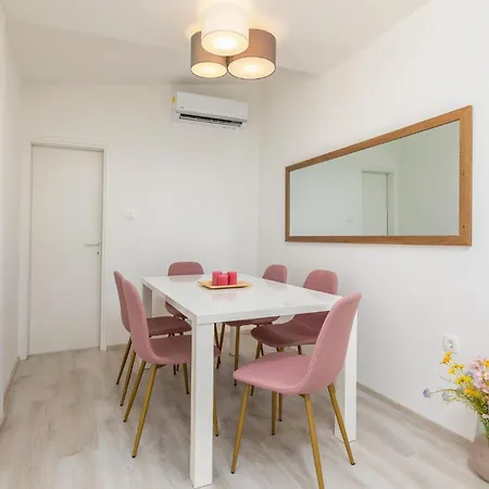 Pet Friendly In Pula